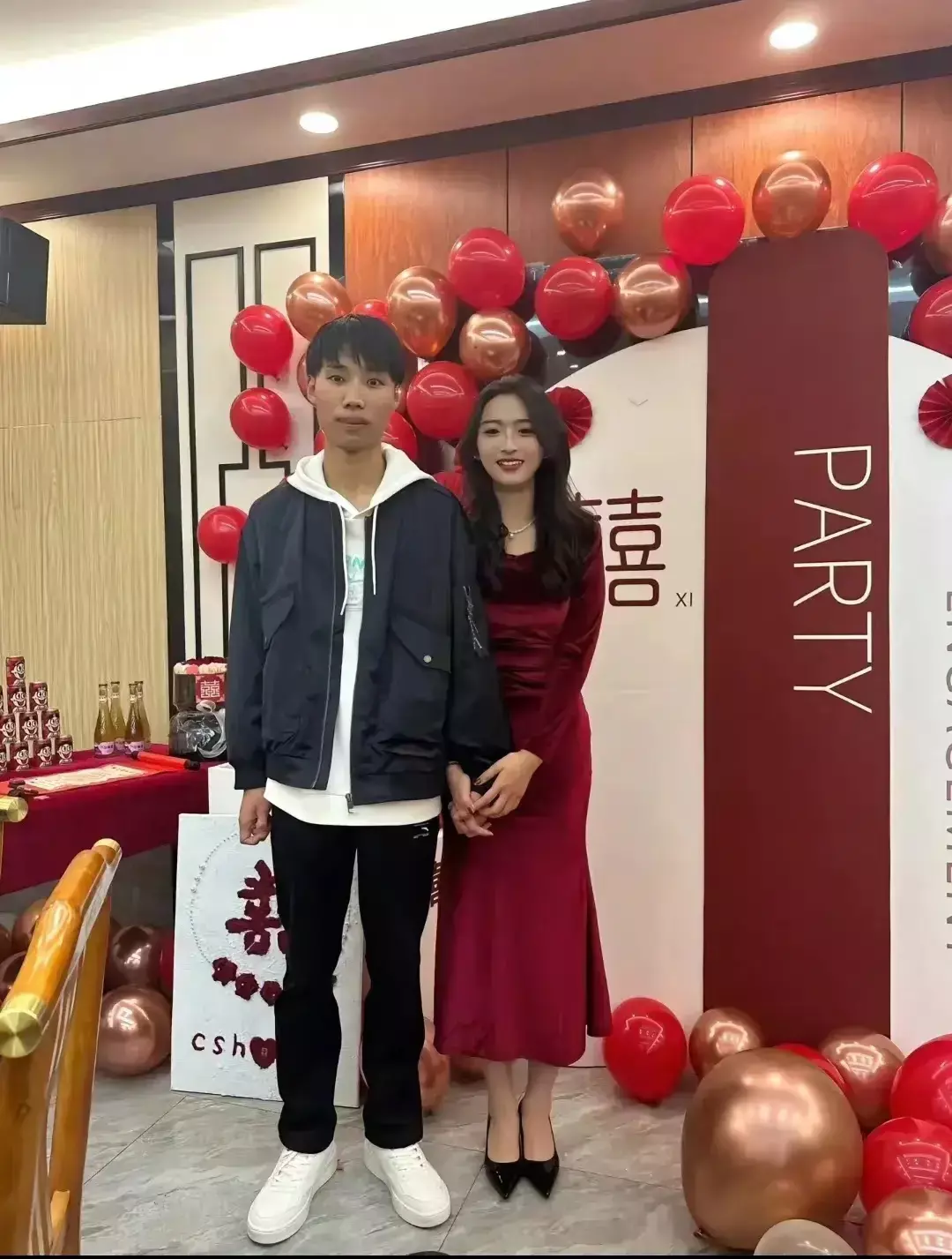 长沙一对新人订婚，大家惊叹新郎是怎么娶到这么漂亮的小姐姐，还有人开玩笑说，我输在