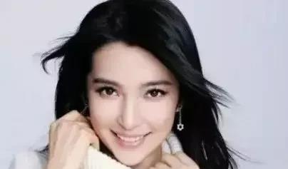 我发现了李冰冰50多岁仍单身的原因。

她三年内换了20多个保姆。近期，她以每年