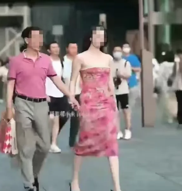 网传已婚国企负责人与年轻女同事，在闹市牵手逛街被街拍上传到网上，一时间引起无数吃