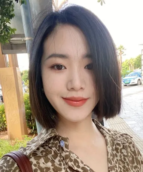 单位有个男同事对我产生了好感，每天我总能发现他在偷偷看我，无时无刻都能碰到他。
