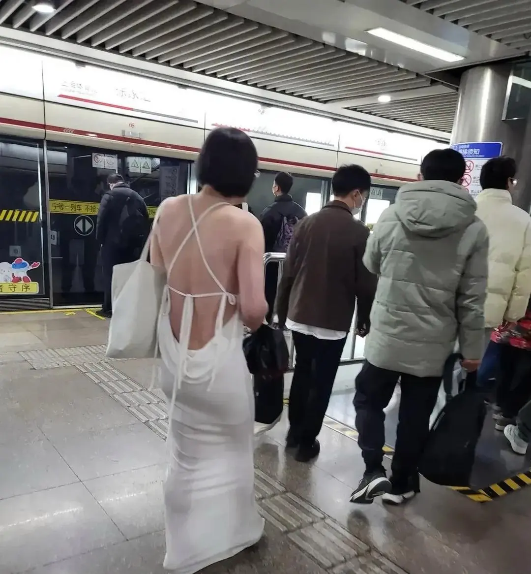 这是有多不怕冷呀