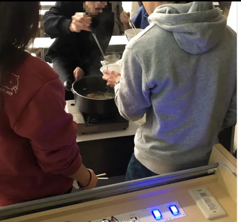 日本大阪公立大学一位教授，允许学生上课时吃火锅，在日本引起争议。教授说，自由度高