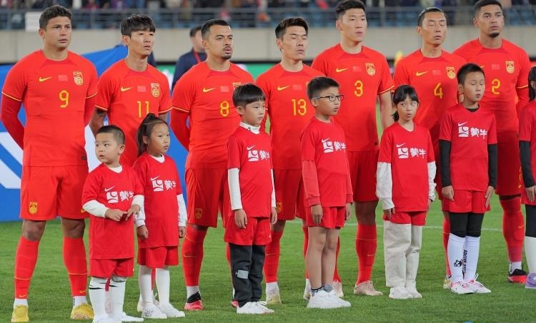 中国男足1-2不敌乌兹别克斯坦
友谊赛，中国男足主场1-2不敌乌兹别克斯坦。
韦