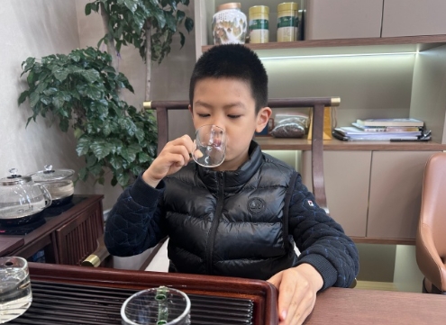 今日下午领导来公司视察工作，对2024年展开了战略布局规划，并向全体员工致以新春