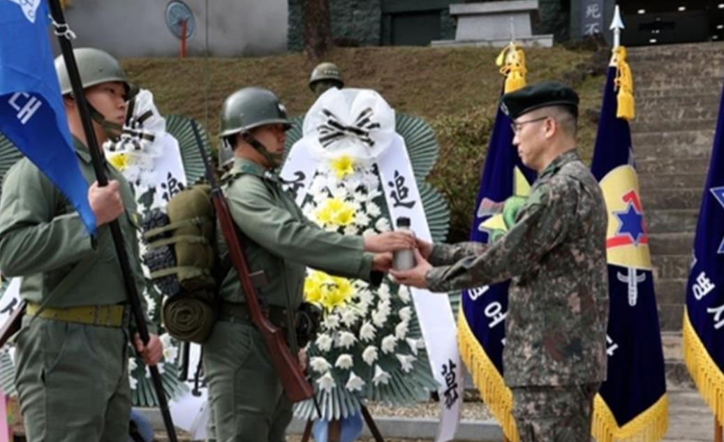 韩军第6师团师团长举起写有“鸭绿江江水”字样的水壶，高呼：让我们再饮鸭绿江江水吧