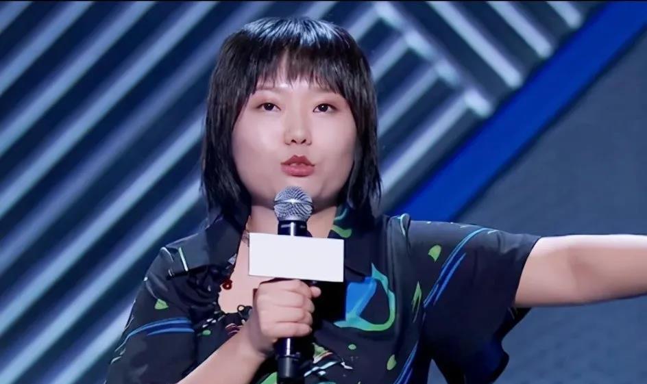 我不明白的是李雪琴名校毕业，又去美国留学。为什么她看着那么俗气呢？无论是气质，说