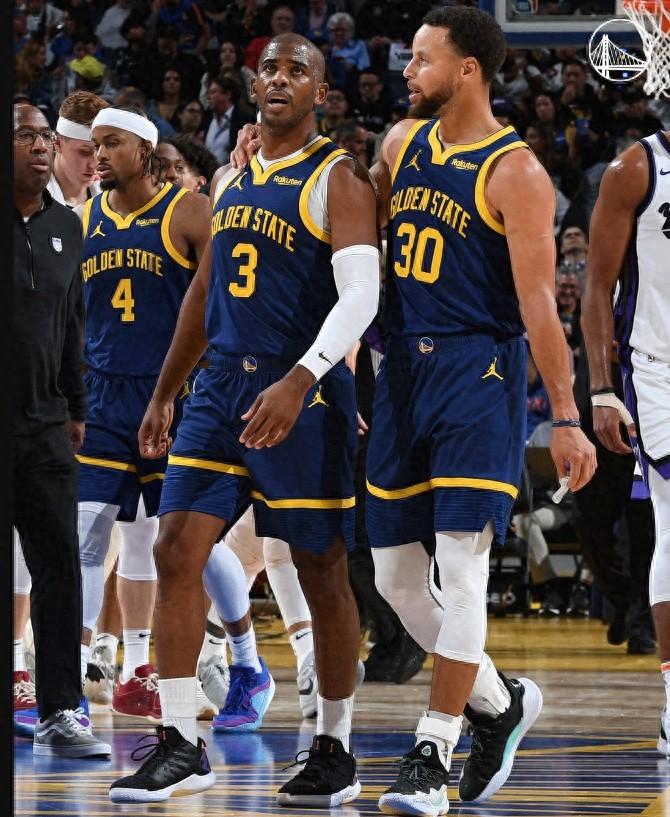 勇士102-101绝杀国王，能打的人太多了！

1.汤普森在最后时刻主导局势。进