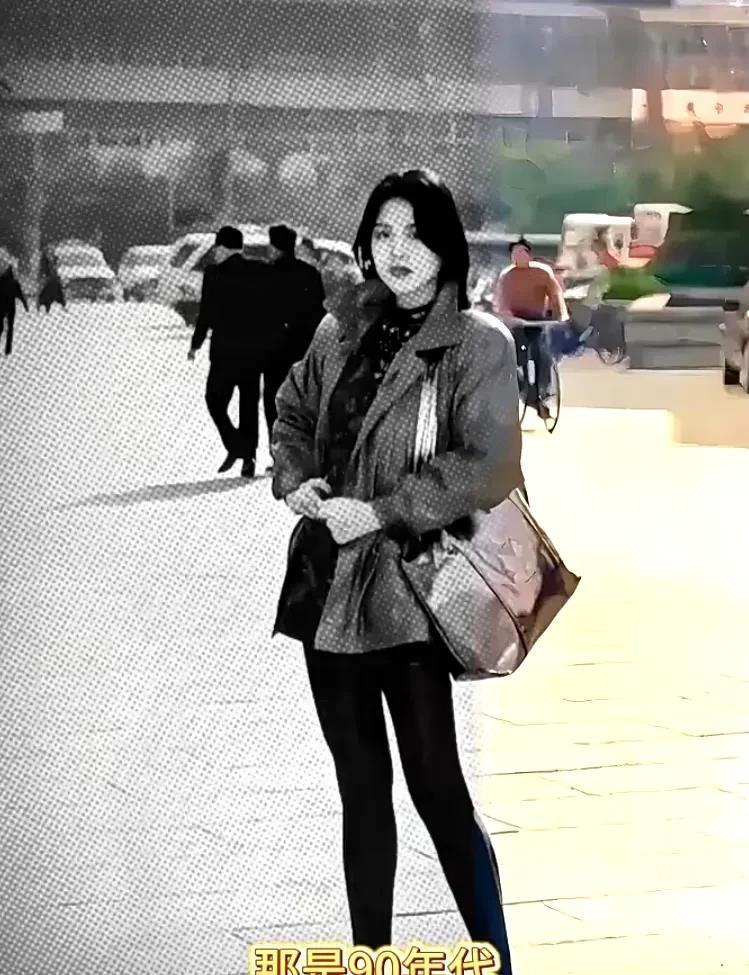 这是一张九十年代初的照片，在广州街头，一位来自东北的年轻姑娘全身照片。她是其中一