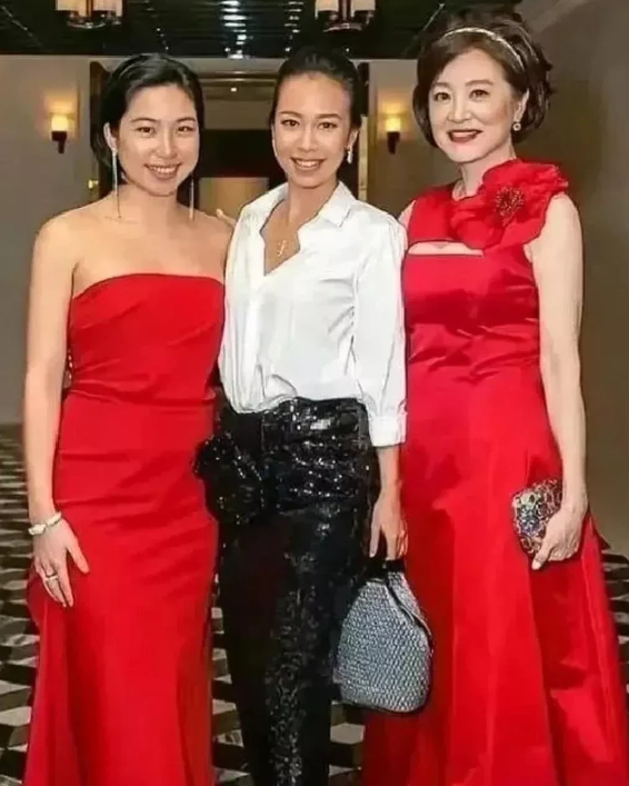 林青霞与两个女儿的合照，让人不禁感叹。这两个女儿似乎完美地避开了母亲的美貌基因，