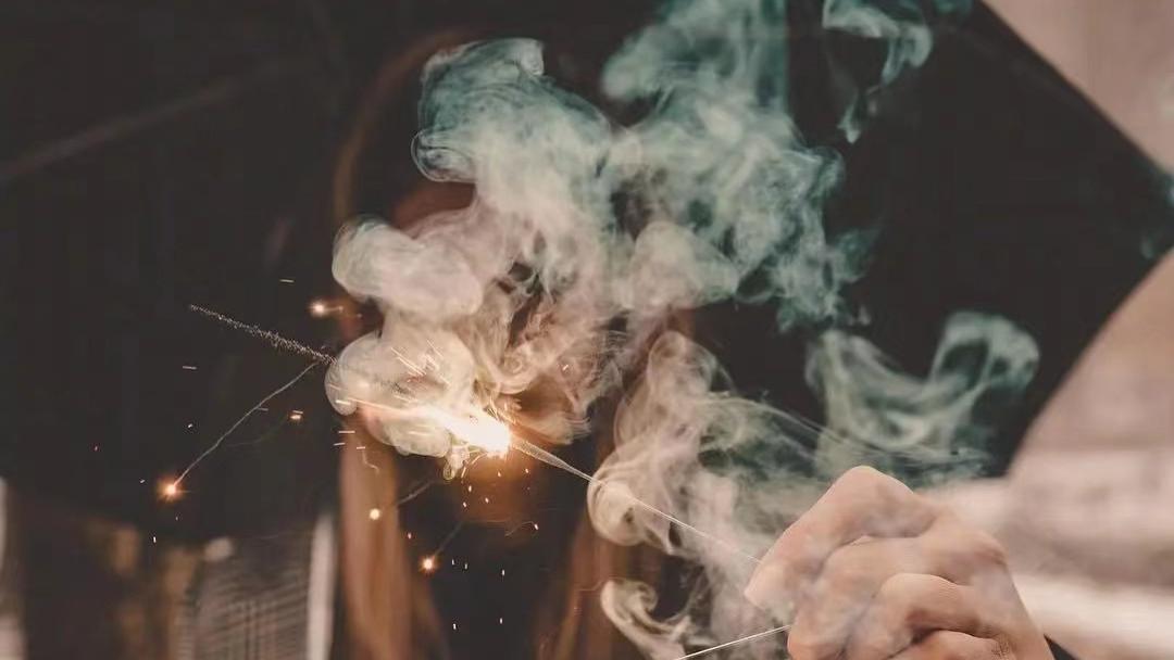 男女相处，当男人问你这4个问题时，说明他想追求你