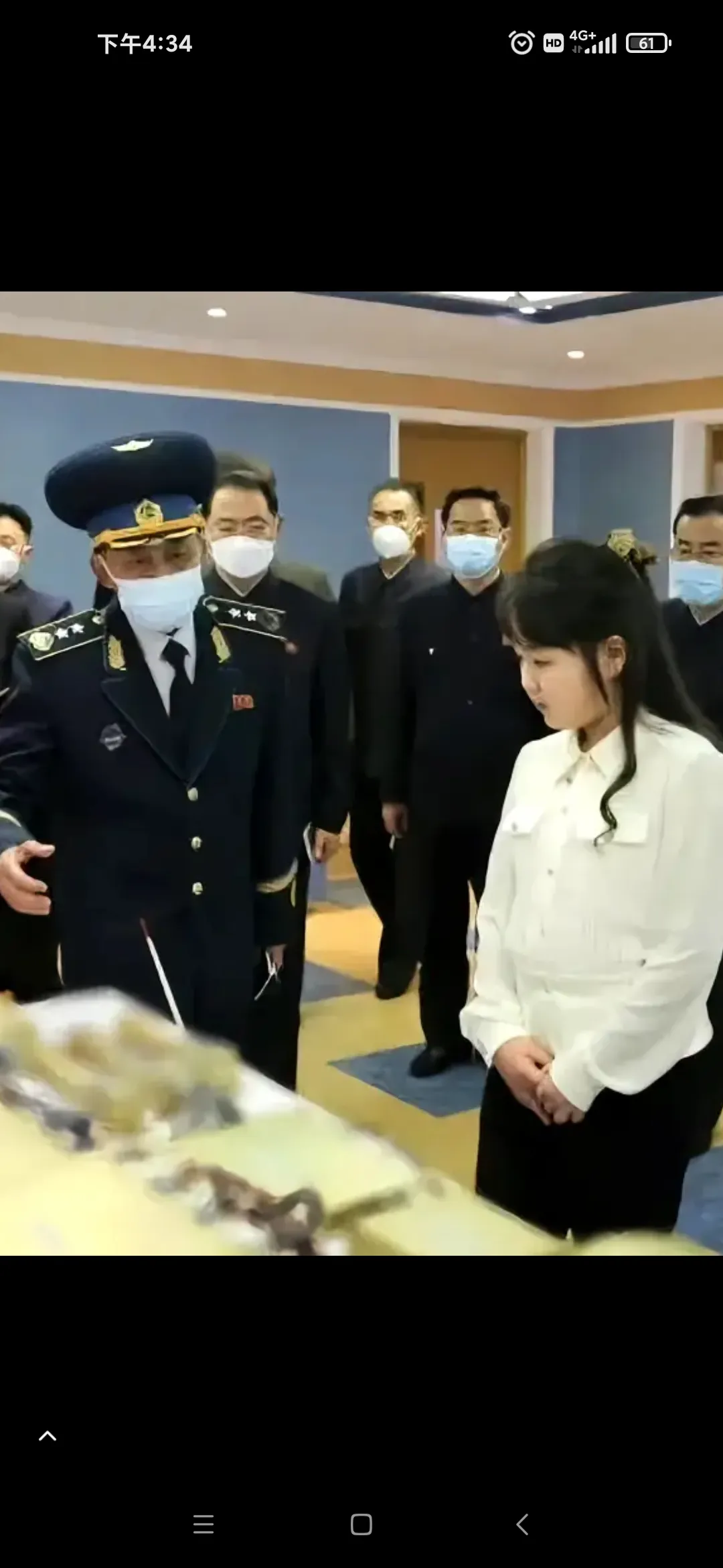 金永爱在部队视察，将军正汇报工作。小姑娘真了不起。
