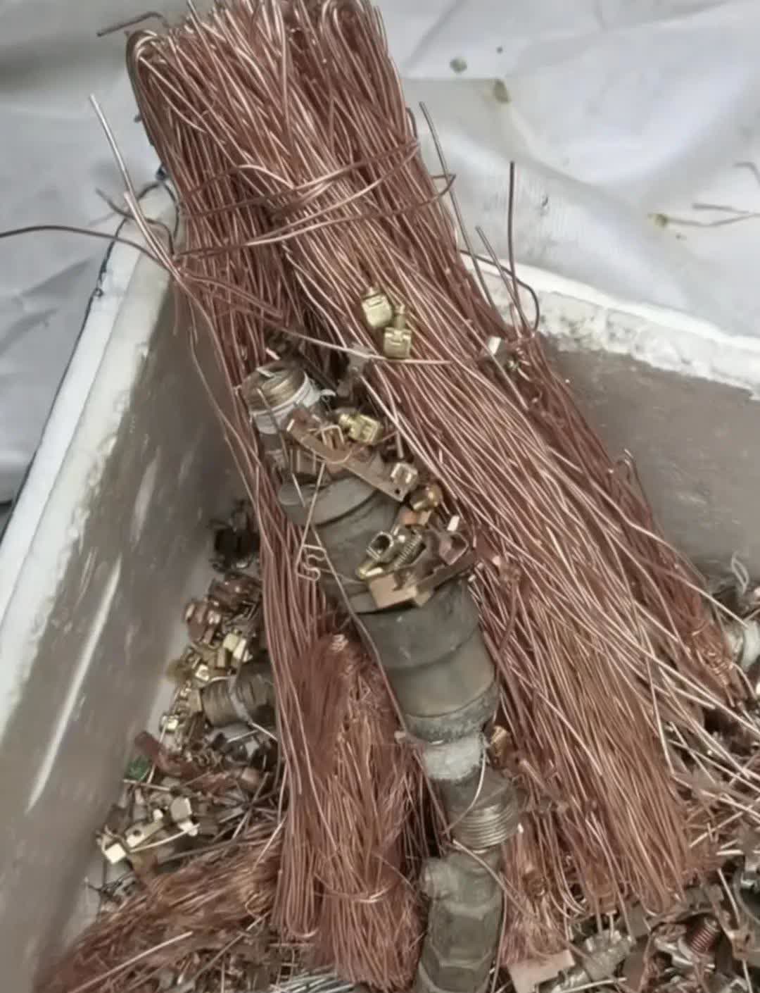 废品站小姐姐在收购红铜线时，发现里面包裹的全部是黄铜管件，于是要求打开检查，避免