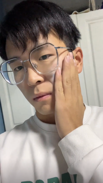 笑不活了！男子玩游戏被盖猪肉检疫章，网友评论让我笑岔气了

一男子在游戏输赛后，