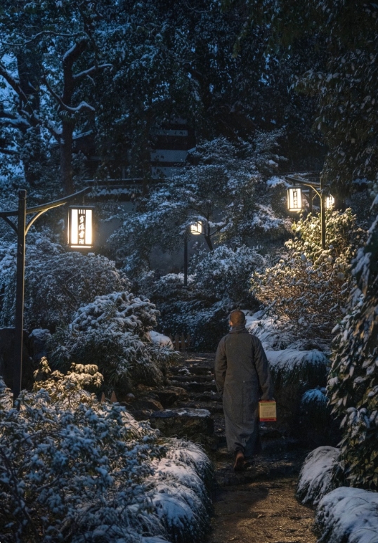 杭州初雪下的灵隐寺，祝愿来年平安顺遂。 ​​​