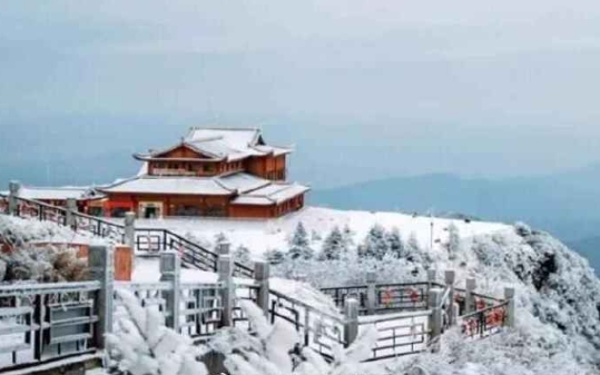 【今年春节前一定要好好玩一次雪！】下雪对于南方人来说是一件稀奇事，雪花纷飞，银装