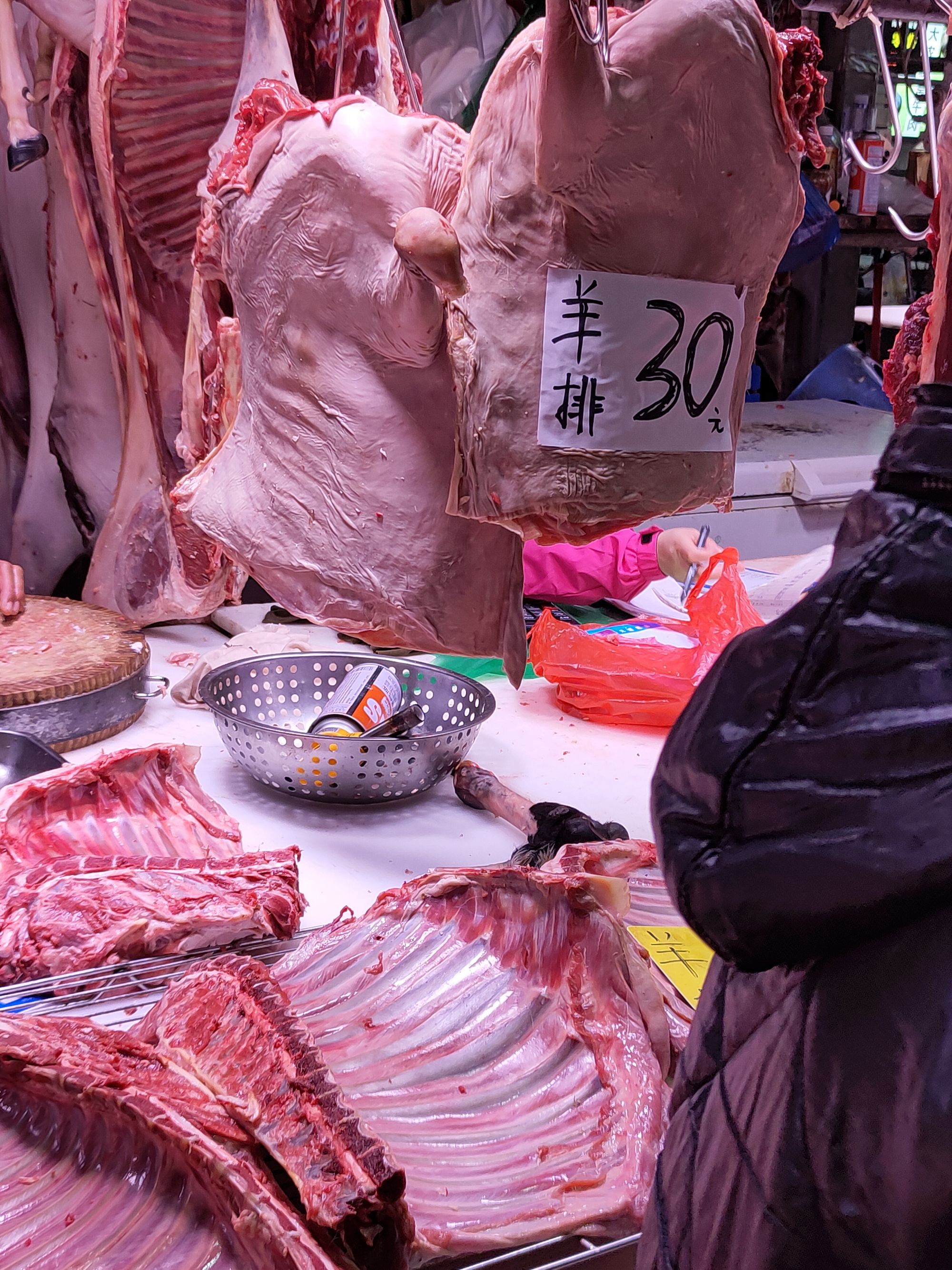 【羊排只要30】今天大降温，风很大。在荔塱市场看到好多人围着羊肉档在抢购，我想不