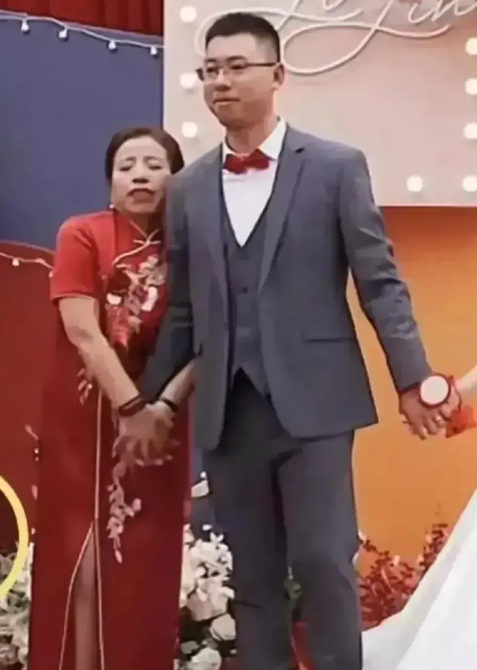 全网都在骂这个山西婚礼上和新郎拥抱的婆婆，却不知道最要命的是新郎的反应。

心理