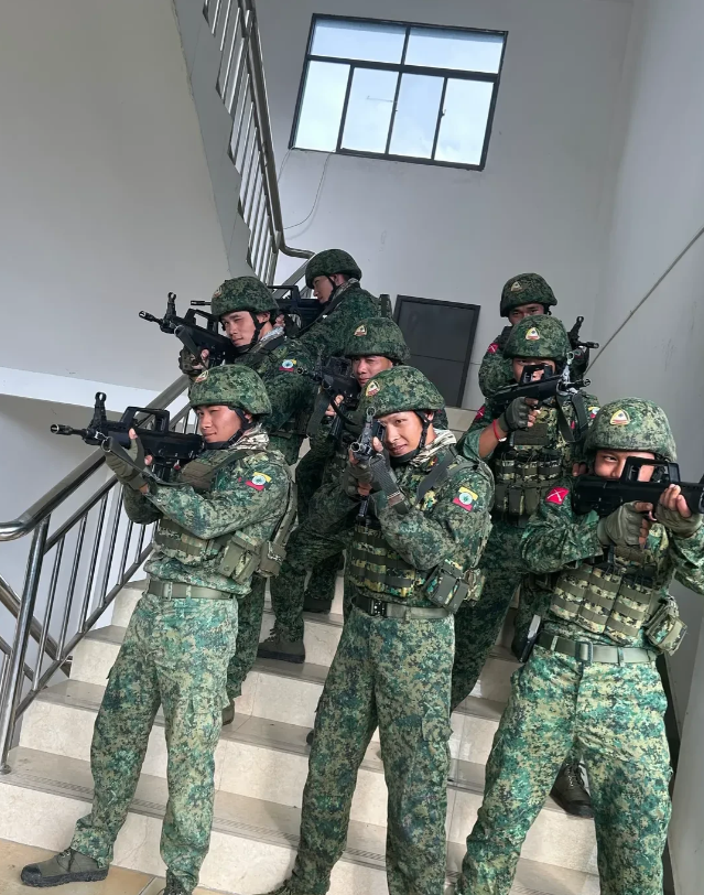 缅北彭家声女婿的武装，实力和佤邦有一比。手里的仿97式步枪应该是自产的