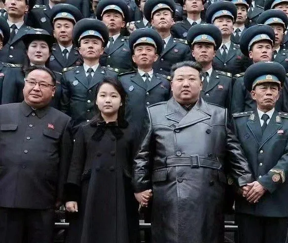 金正恩开始安排女儿涉足政坛了，接触如何治政理国，带她出入重要场合，可能是为后面的