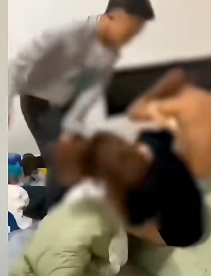女子将陌生男子带回家约会被抓包，丈夫：是家里的床比较舒服吗？