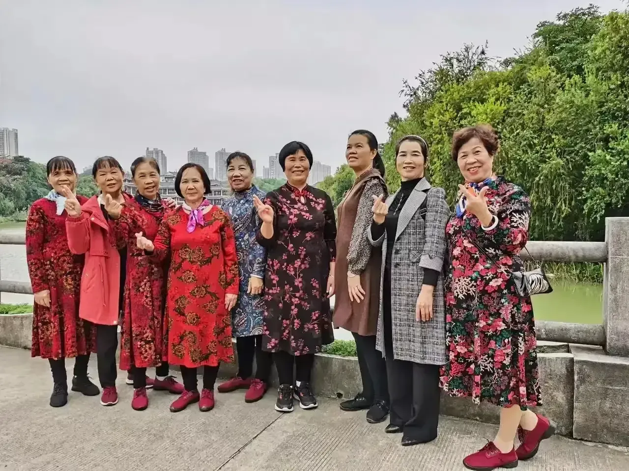 我发现，现在有些大妈们乱穿衣，也不看适合不适合自己，以为穿着大红大紫，花里胡哨的