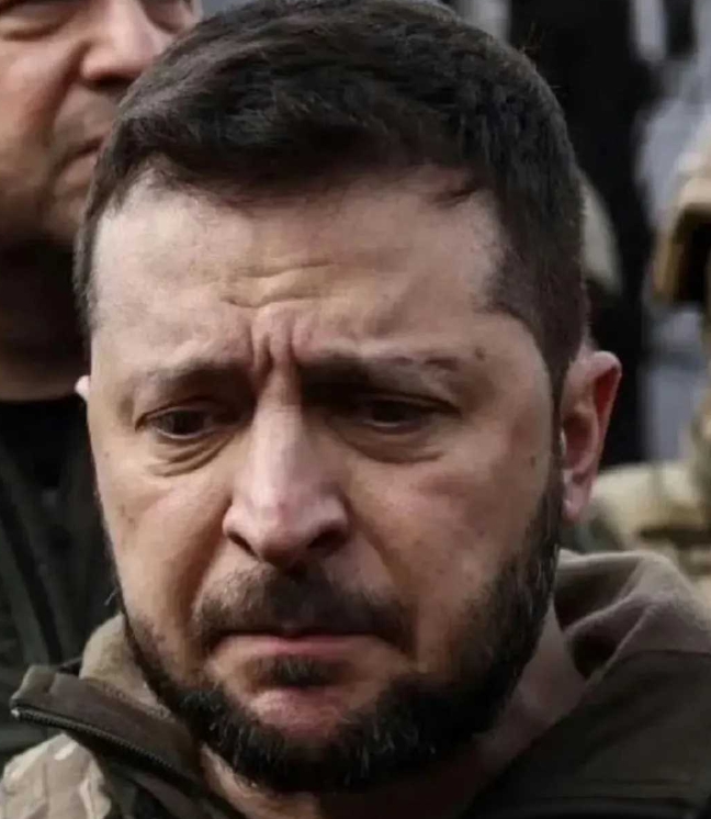 泽连斯基站在乌克兰人民面前，心情沉痛地交代着长达600多天的战争带来的惨痛后果。