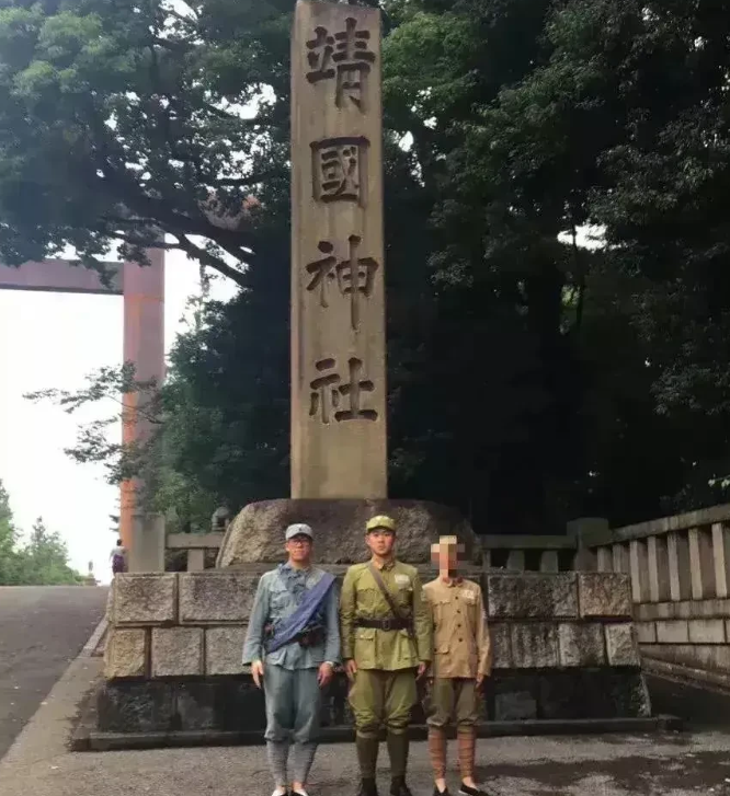 三位留学生身穿抗日军人的服装，站在靖国神社门前
