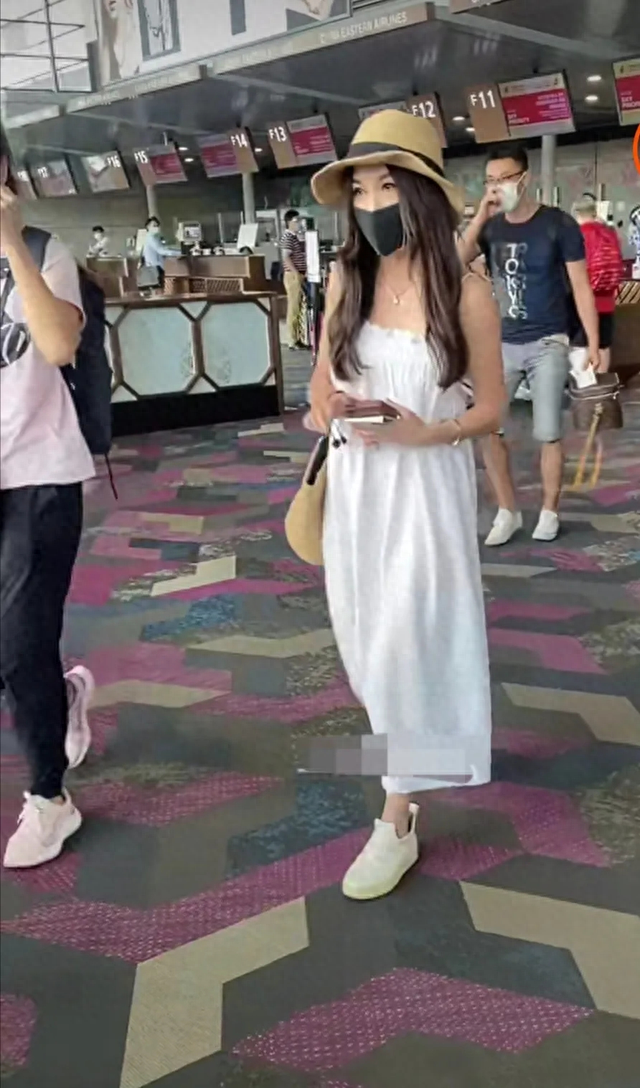 温碧霞去小县城捞金，穿抹胸裙难掩晚年感，美颜后素颜还这么沧桑