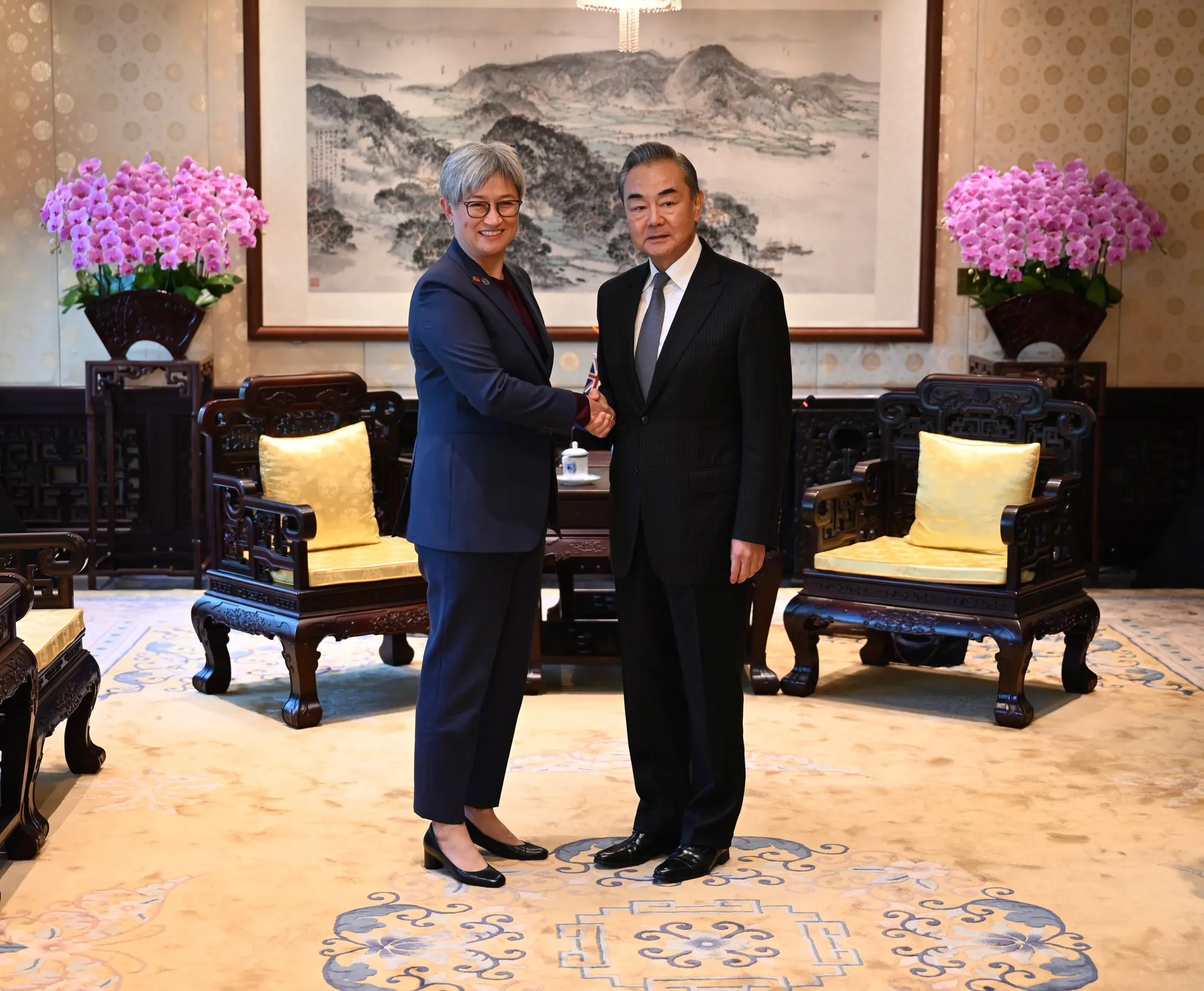 澳大利亚外长黄英贤11月6日发文说：“今天，我和中国外交部长王毅讨论了澳大利亚和