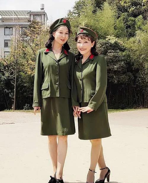 这两张女兵合影照，一位戴军帽，另一位没戴，年代不确定。戴军帽的女兵穿高跟鞋，与军