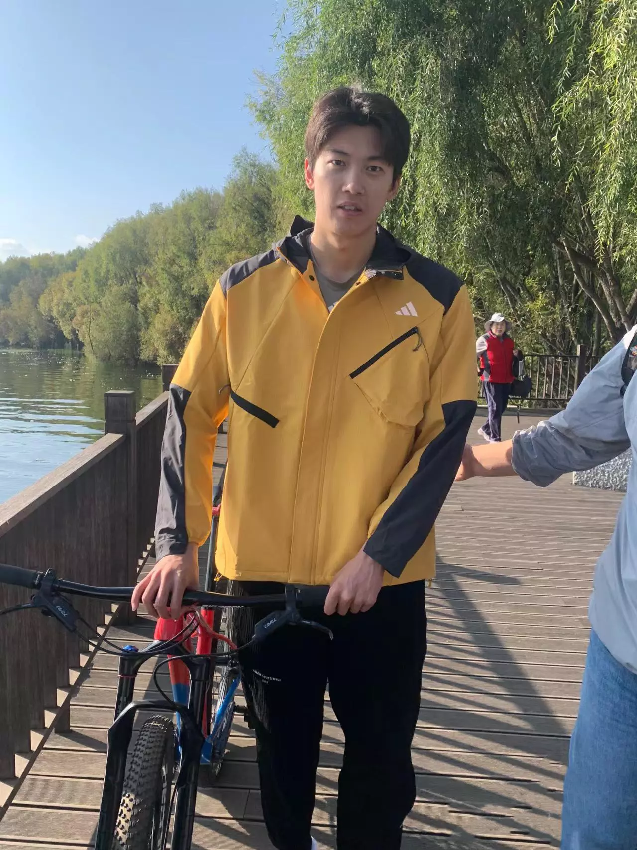 偶遇一个明星
却想不起来他是谁