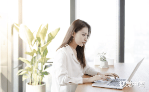 那晚求我包养的弟弟竟成了我是上司。办公室里，他摸着我的头，“看来姐姐记性很差呀。”