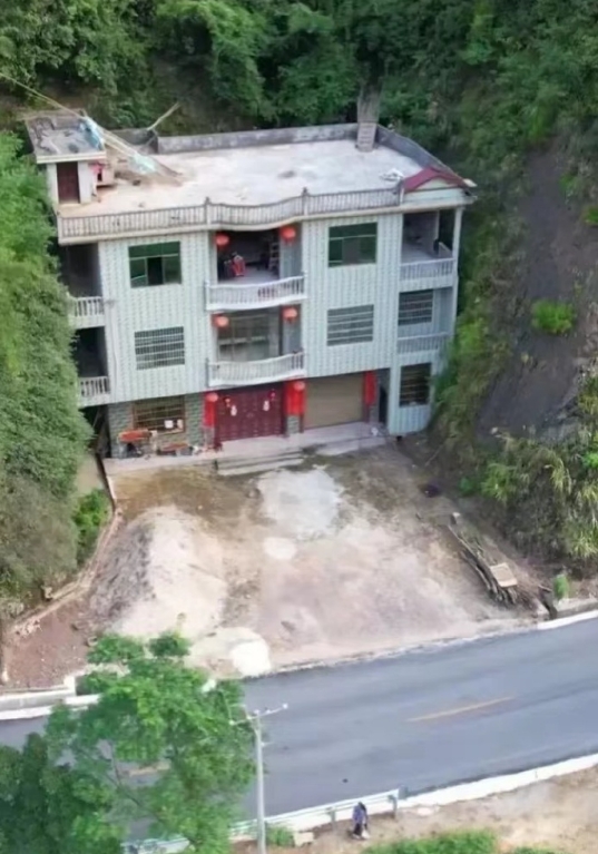 房子建在这个位置，
大约是选址方面的无可奈何！！
袁天罡看不懂，李淳风看不懂，刘