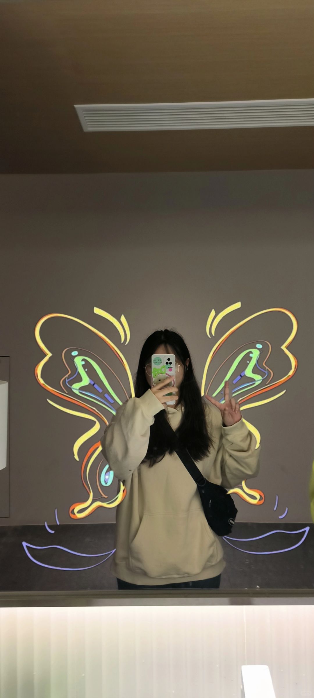 蝴蝶拍闪翅膀飞走了
生活是自己的，尽情打扮 ，尽情可爱#蝴蝶翅膀
 #照片涂鸦 