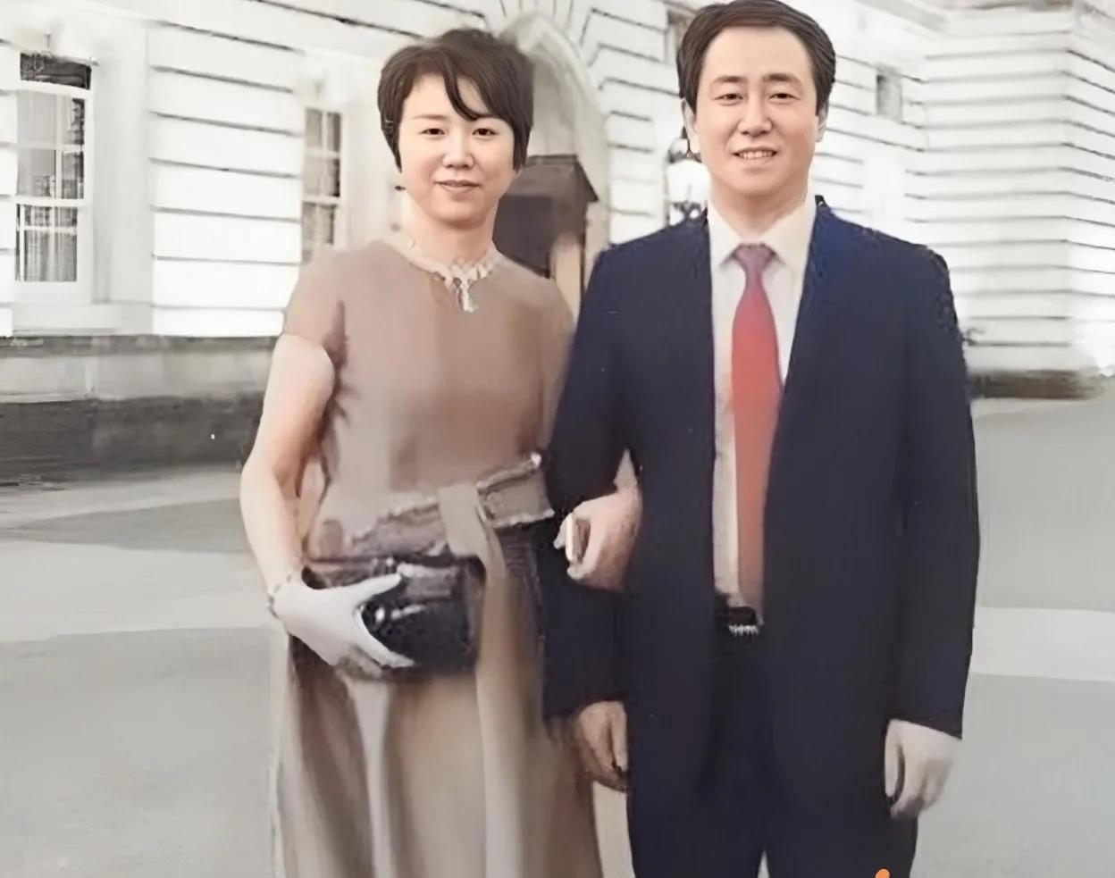 许家印夫妻対话
老婆：你向国外转移这么多钱万一东窗事发怎么办呀？
家印：顾不了这