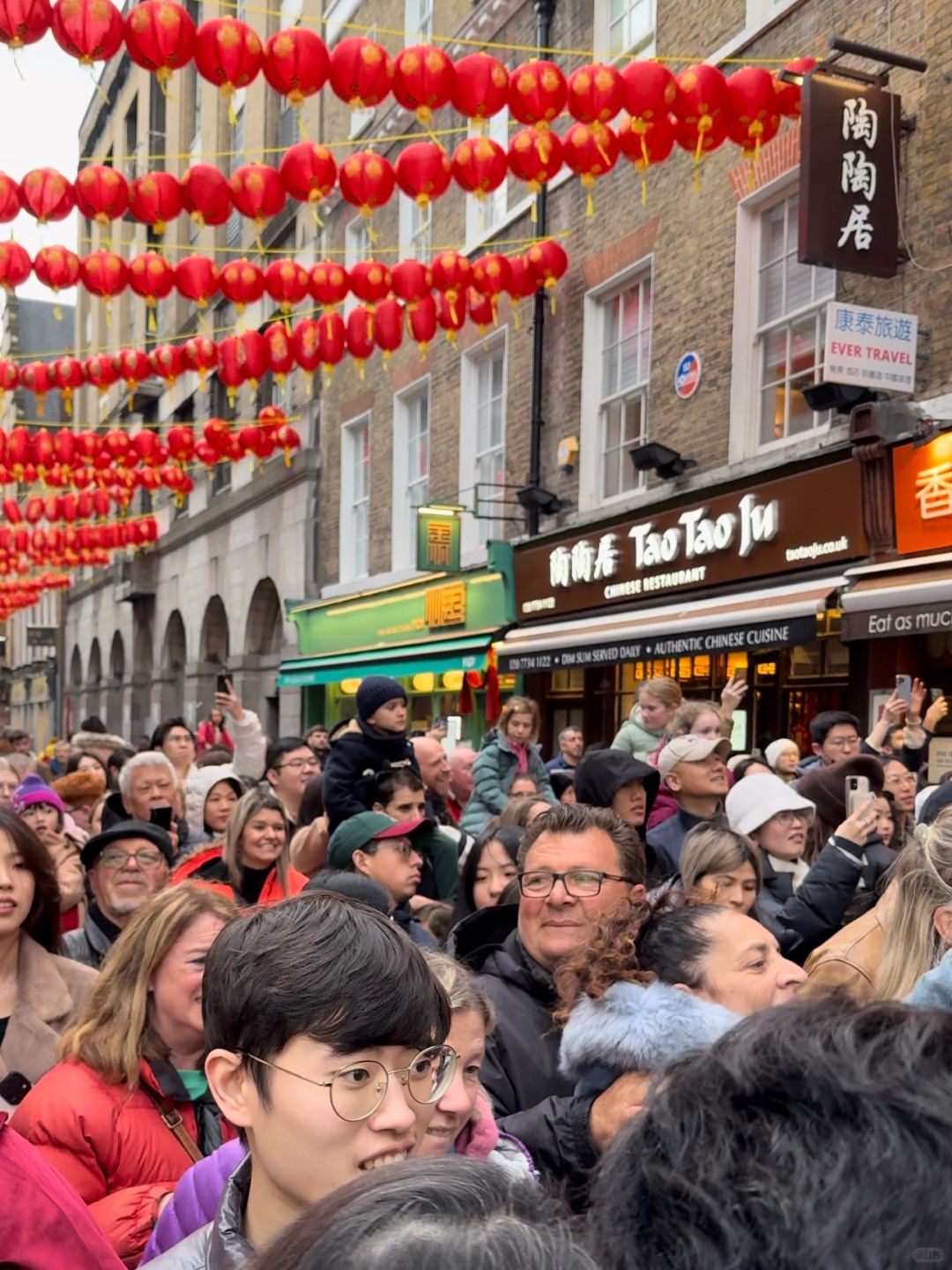 🇬🇧老外就乐意过点小中国年🧨🧨
老外真的挺爱过中国年的，大年初二感觉全伦