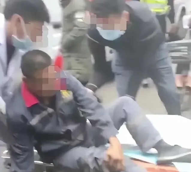 我想对广西贺州持棍击倒电动车警察说两句知心话
第一，对骑电动车不戴头盔的群众不是