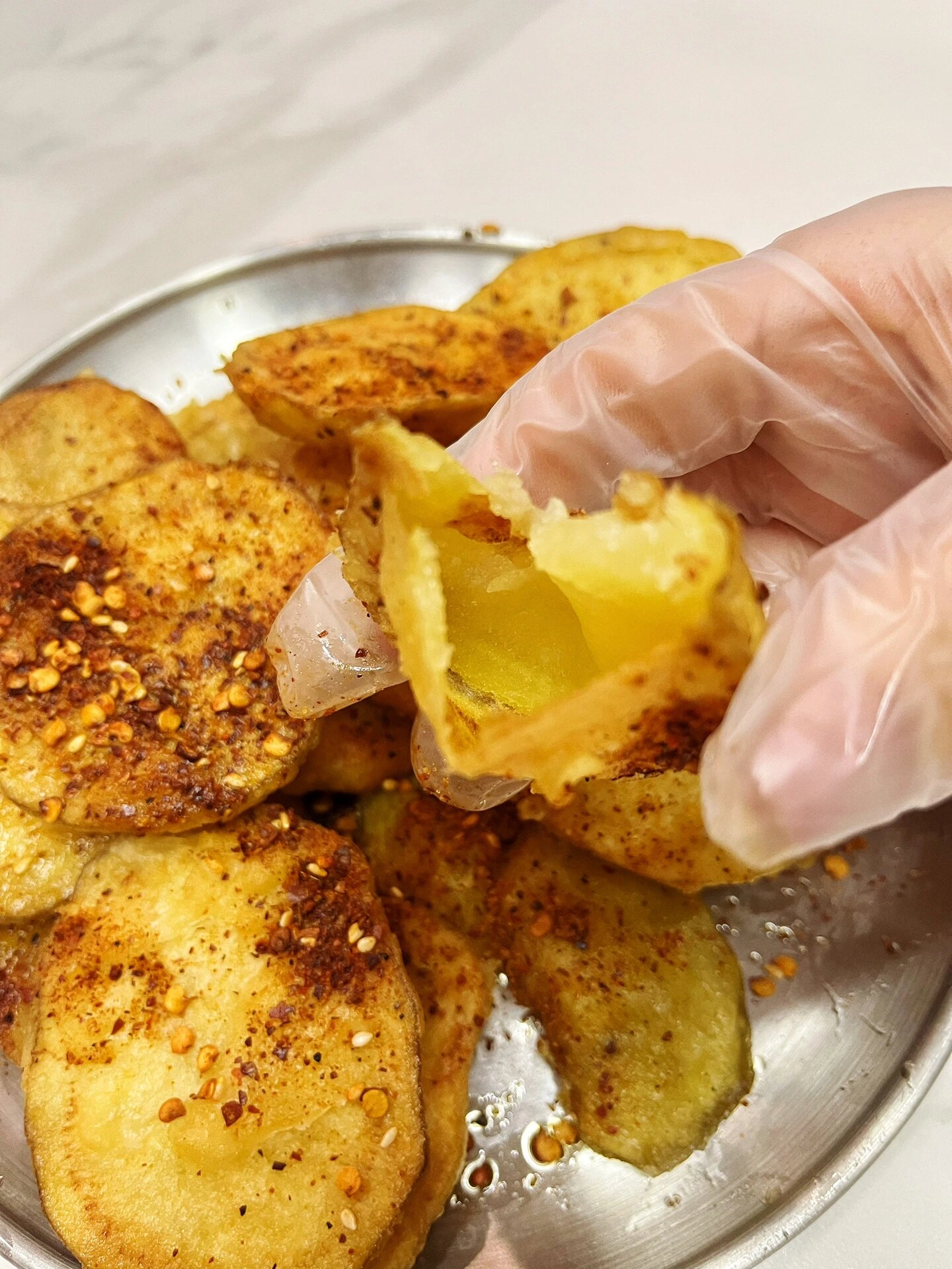 土豆爱好者必吃美食之气泡土豆 真绝
土豆片被炸到空心，外焦里嫩，看到别人吃的第一