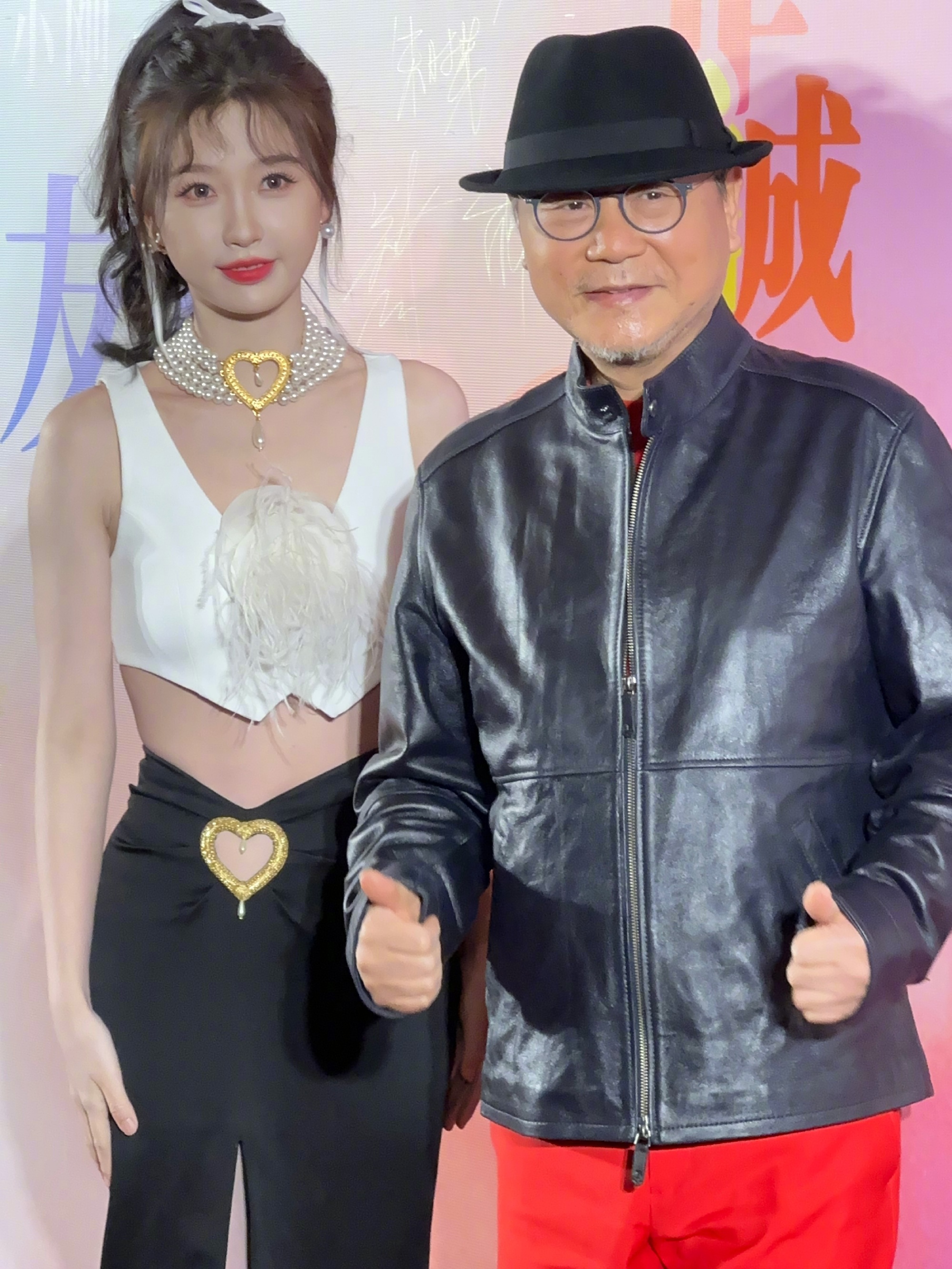 虞书欣和范伟一起亮相《非诚勿扰3》首映礼红毯！
《非诚勿扰3》将于12月30日正