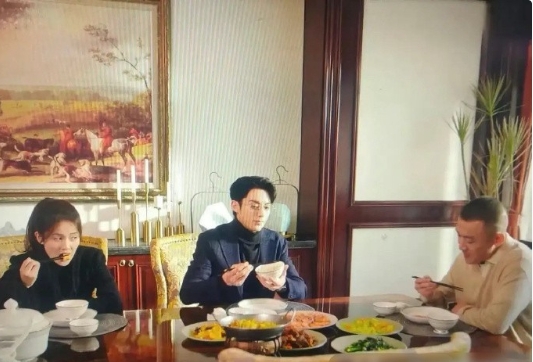 怪不得小说里都写男主怎么怎么给女主夹菜，因为男主不夹，女主根本够不着！