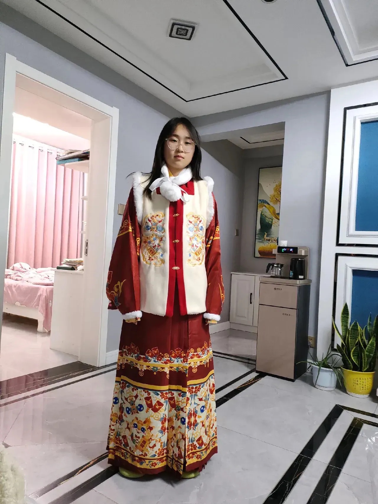 孩子大了自己有主见了，不知道为什么非要买套这衣服，我不知道这衣服什么场合才能穿，