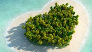 ​有句话说：“余生没那么长，不用一味的付出，去惯得寸进尺的人，请忠于自己，活得像最初的模样。”