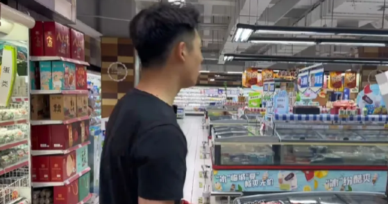被胖东来惯坏的人。
来省会大郑州丹尼斯购物，买的东西比较多。我跟售货员说：“给我