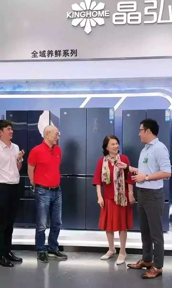 大家看看这两位女性的眼神有区别吗？！！