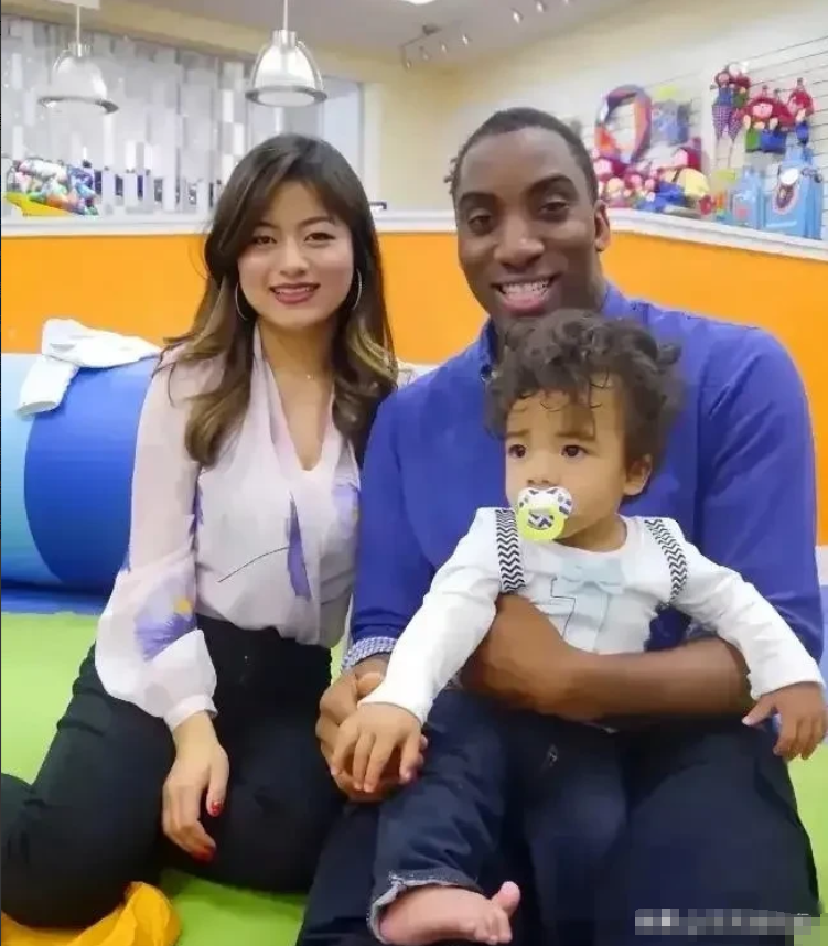 黑人留学生的幸福家庭，这位黑人留学生在中国留学，娶了一名漂亮的四川妹子，拖家带口