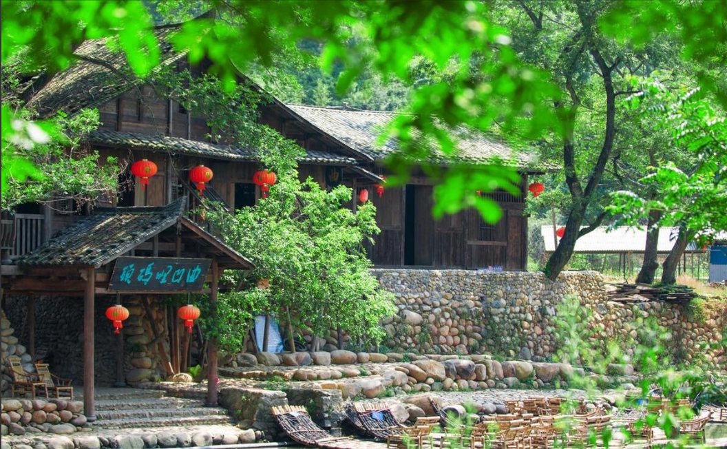 广西梧州，在外打工的男子，听说妻子与邻居有不正当关系后，连夜返回老家。他翻墙进入