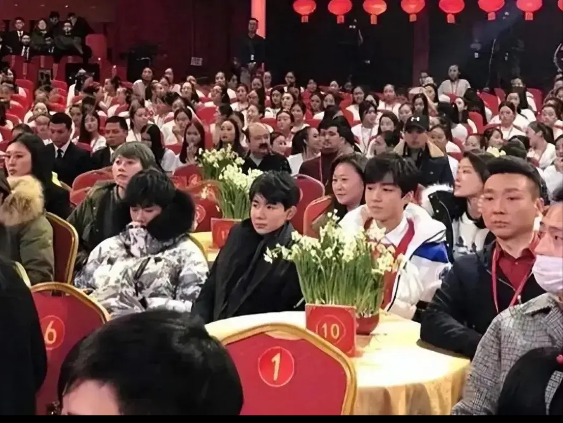 不敢想象，这是看春晚的表情？
