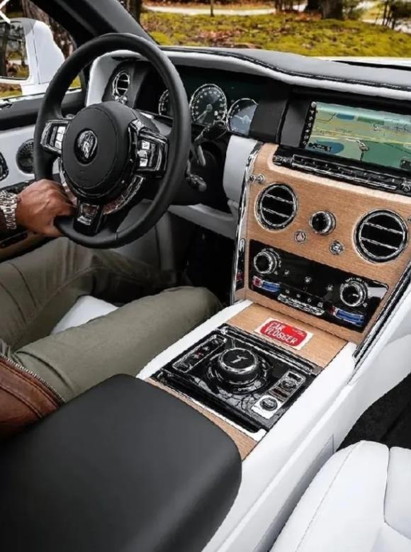 某公司董事长早晨上班，他问司机师傅：昨晚我是不是喝醉酒了？有没有乱说话？司机说：