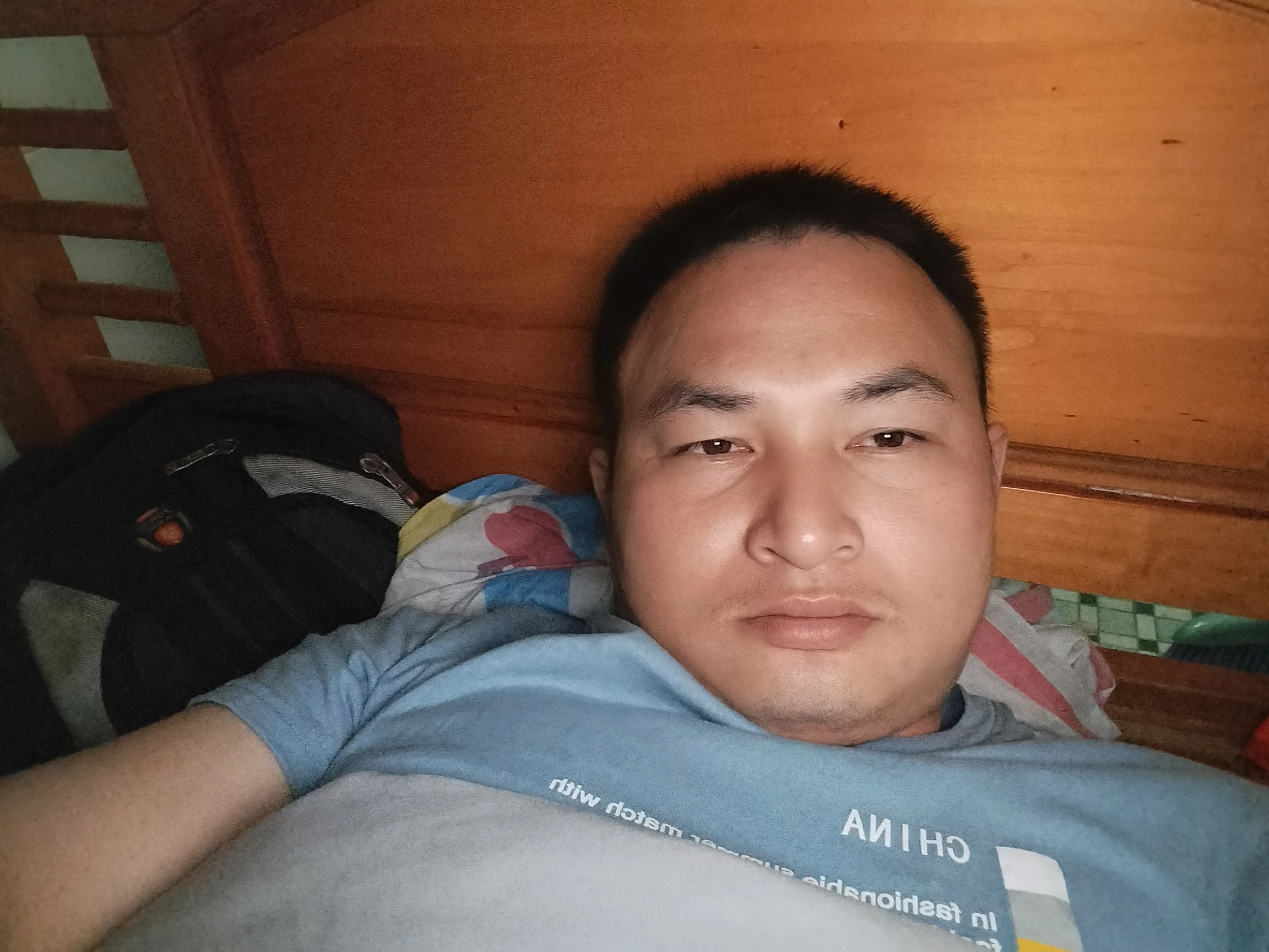 现在经济太萧条了，刚才日结老板问我，明天有一份卸货日结工，十块钱一个小时，问我要