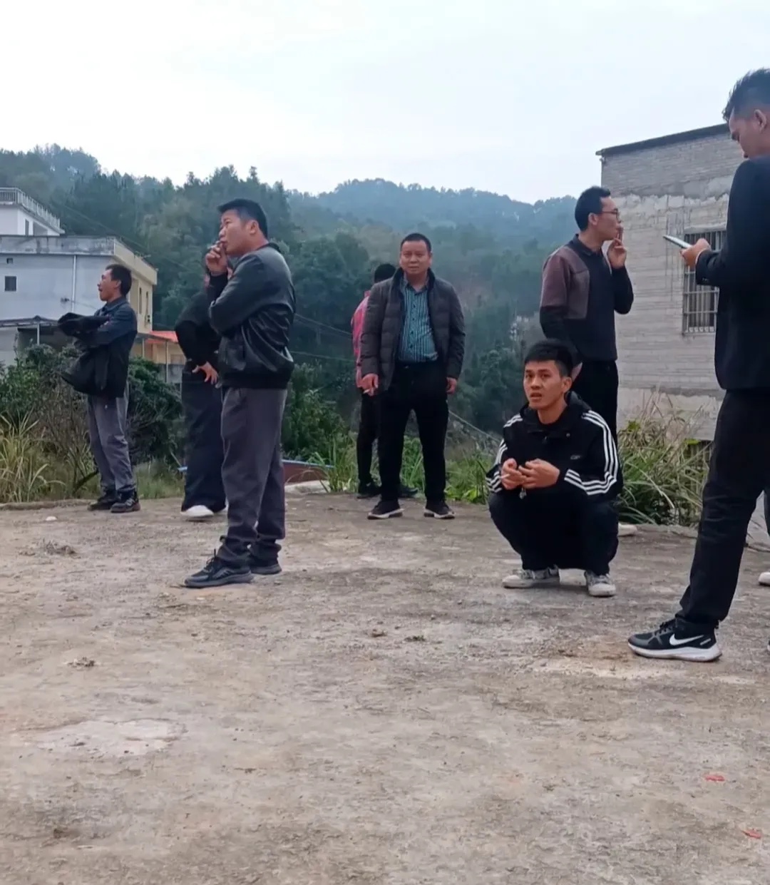 第一批回家的年轻人已经村口集合了，这一批腰间没有别车钥匙，没有华子芙蓉王。没错，